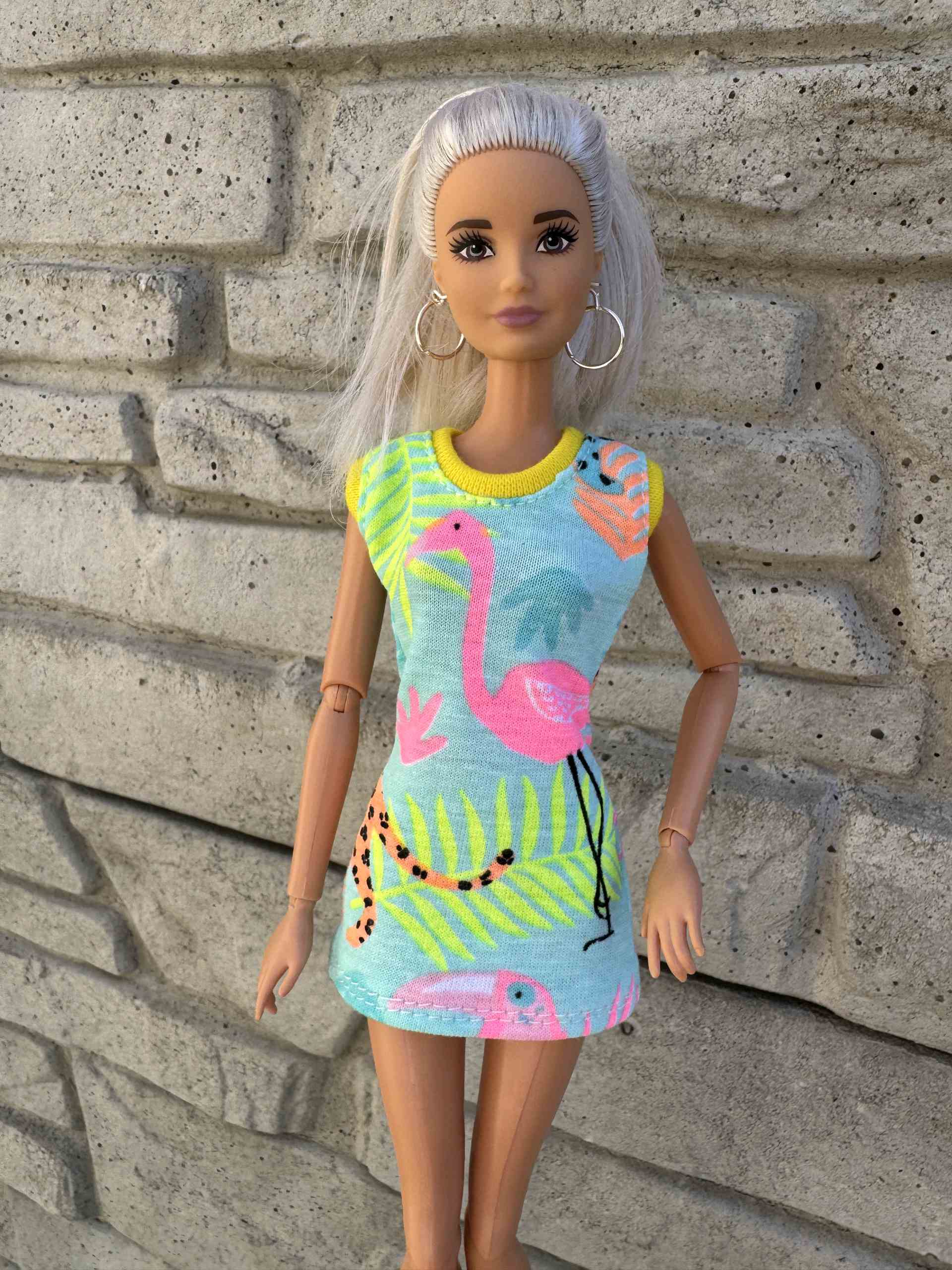 Oblečky pro panenky | Šaty Letní s plameňákem – Tropický styl pro Barbie